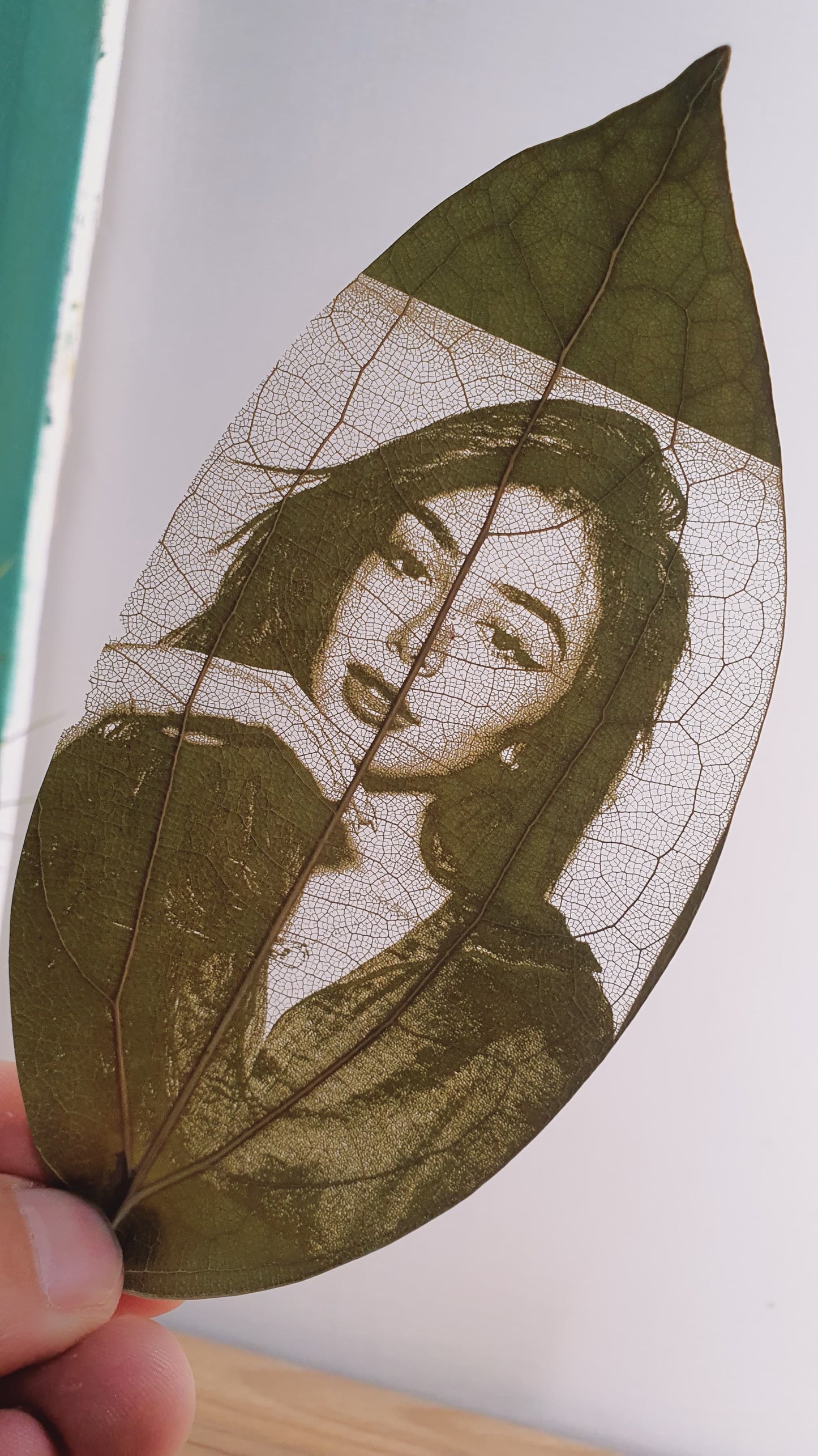 Celebrity photo engraved on natural leaf gift - Adorafeels